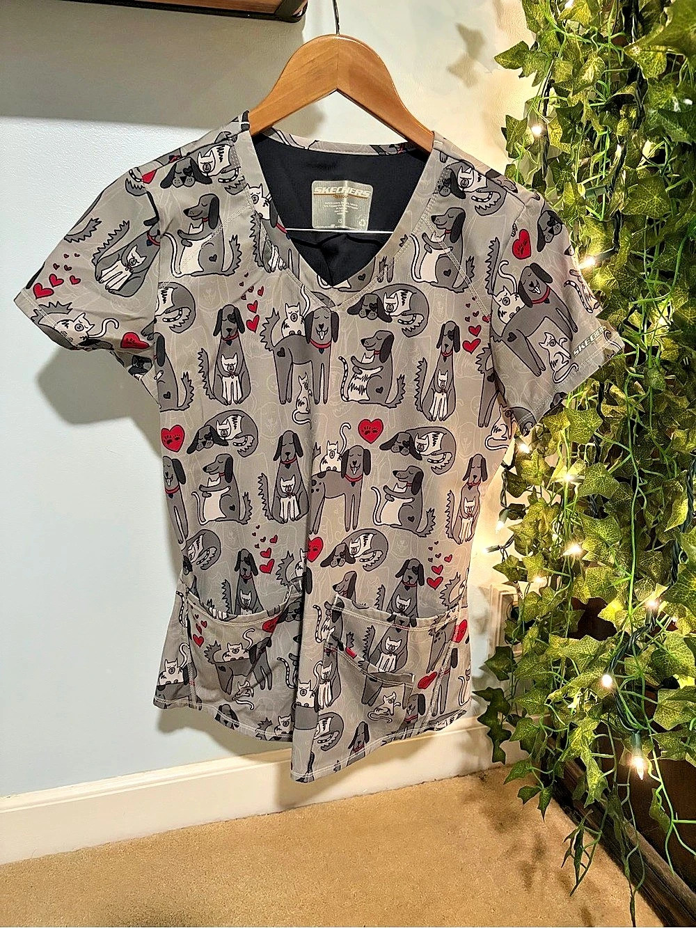 Sketchers by Barco Short Sleeve Animal Print Top in Gray & Red Size X- small
